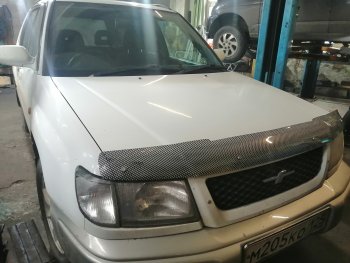 2 369 р. Дефлектор капота CA-Plastiс  Subaru Forester  SF (1997-2000) дорестайлинг (Шелкография карбон-серебро)  с доставкой в г. Йошкар-Ола. Увеличить фотографию 4