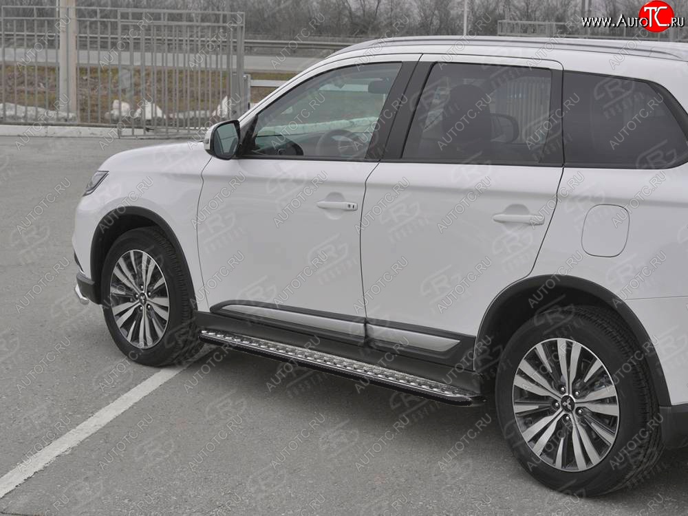 25 849 р. Порожки для ног SLITKOFF (Ø42 мм) Mitsubishi Outlander GF 3-ий рестайлинг (2018-2022) (Лист алюминиевый, труба - сталь окрашенная в черный цвет)  с доставкой в г. Йошкар-Ола