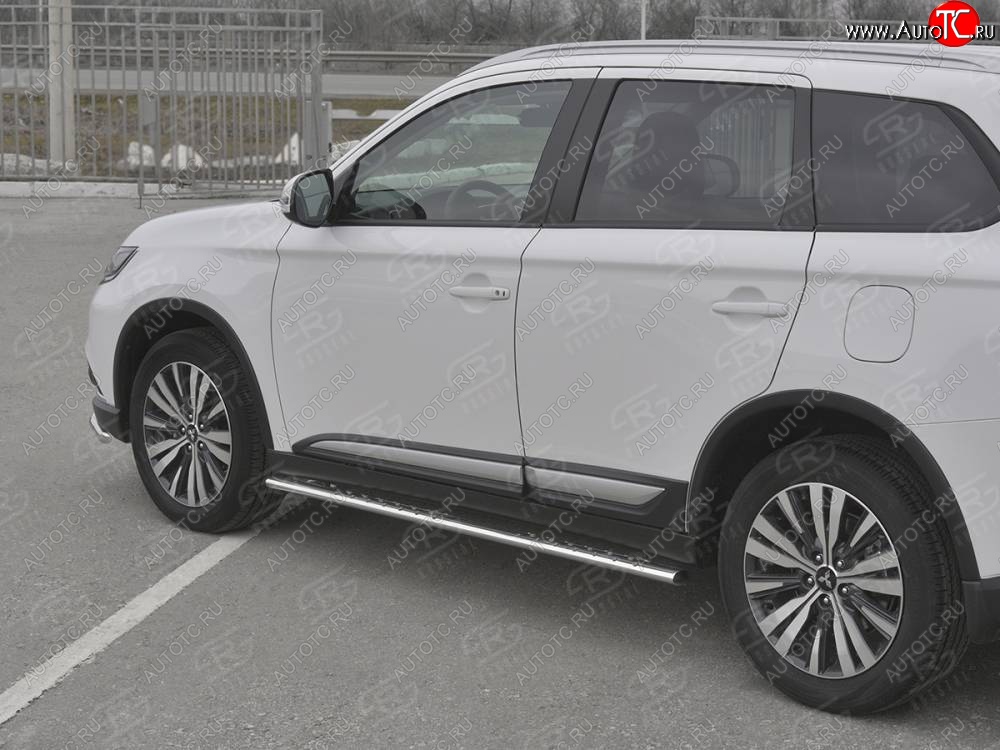 21 749 р. Защита порогов (Ø75x42 мм с проступью, нержавейка) Russtal Mitsubishi Outlander GF 3-ий рестайлинг (2018-2022)  с доставкой в г. Йошкар-Ола