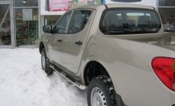 22 749 р. Защита порогов Russtal из трубы d76 мм с пластиковыми вставками для ног Mitsubishi L200 5 KK,KL рестайлинг (2018-2022) (Защита порогов с со скосами на торцах (вариант 1))  с доставкой в г. Йошкар-Ола. Увеличить фотографию 2