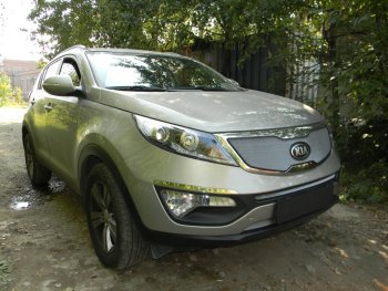 4 299 р. Защитная сетка в бампер (верх, ячейка 3х7 мм) Alfeco Стандарт  KIA Sportage  3 SL (2010-2014) дорестайлинг (Хром)  с доставкой в г. Йошкар-Ола. Увеличить фотографию 3