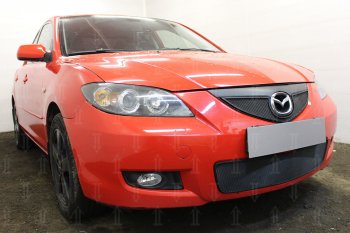 3 779 р. Защитная сетка в бампер (верх, ячейка 3х7 мм) Alfeco Стандарт  Mazda 3/Axela  BK (2006-2009) рестайлинг седан (Чёрная)  с доставкой в г. Йошкар-Ола. Увеличить фотографию 3