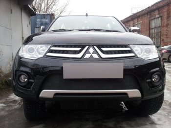 3 089 р. Защитная сетка в бампер (низ, ячейка 3х7 мм) Alfeco Стандарт  Mitsubishi L200  4 - Pajero Sport  PB (Чёрная)  с доставкой в г. Йошкар-Ола. Увеличить фотографию 1