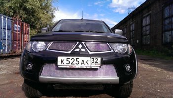 4 949 р. Защитная сетка в бампер (низ, ячейка 4х10 мм) Alfeco Премиум Mitsubishi L200 4  дорестайлинг (2006-2014) (Хром)  с доставкой в г. Йошкар-Ола. Увеличить фотографию 2