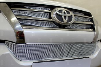 5 249 р. Защитная сетка в бампер (низ, ячейка 4х10 мм) Стрелка11 Премиум Toyota Fortuner AN160 дорестайлинг (2015-2020) (Хром)  с доставкой в г. Йошкар-Ола. Увеличить фотографию 2