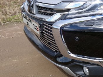 Декоративная вставка переднего бампера (с парктроником) ТСС Тюнинг Mitsubishi (Митсубиси) Pajero Sport (Паджеро)  QE (2015-2021) QE дорестайлинг ()