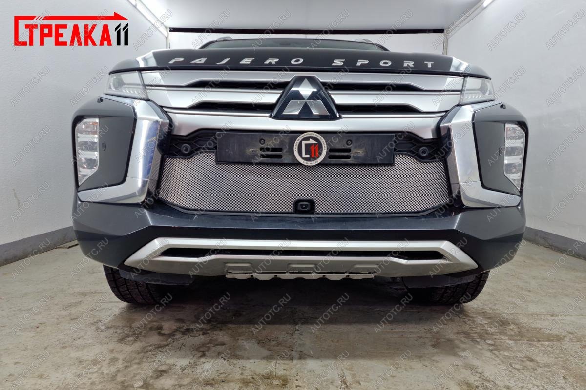 4 299 р. Защита радиатора (с камерой) Стрелка11 Стандарт  Mitsubishi Pajero Sport  QF (2019-2022) рестайлинг (черная)  с доставкой в г. Йошкар-Ола