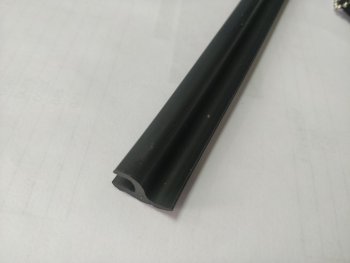 299 р. Универсальный уплотнитель FlexLine (16 mm U-LIP с хром полосой, 1 погонный метр) Toyota Vitz XP10 хэтчбэк 3 дв. дорестайлинг (1999-2001)  с доставкой в г. Йошкар-Ола. Увеличить фотографию 3