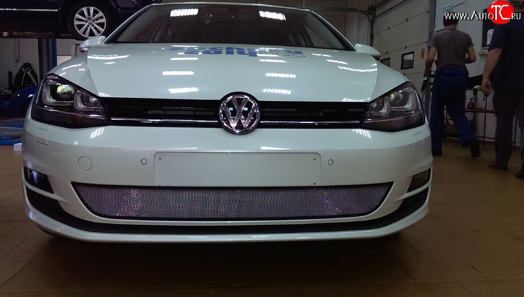 1 539 р. Сетка на бампер Russtal (хром) Volkswagen Golf 7 дорестайлинг, хэтчбэк 5 дв. (2012-2017)  с доставкой в г. Йошкар-Ола