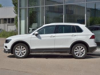 20 749 р. Защита порогов (Ø75х42 мм с проступью, NOT R-LINE) Russtal Volkswagen Tiguan Mk2 рестайлинг (2020-2022) (полированная нержавейка)  с доставкой в г. Йошкар-Ола. Увеличить фотографию 2