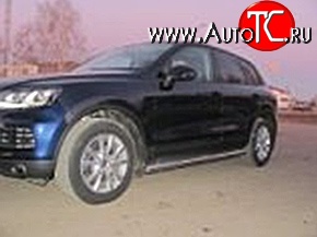 11 899 р. Защита порогов d76 мм Металл Дизайн Volkswagen Touareg NF дорестайлинг (2010-2014) (полированная нержавейка)  с доставкой в г. Йошкар-Ола